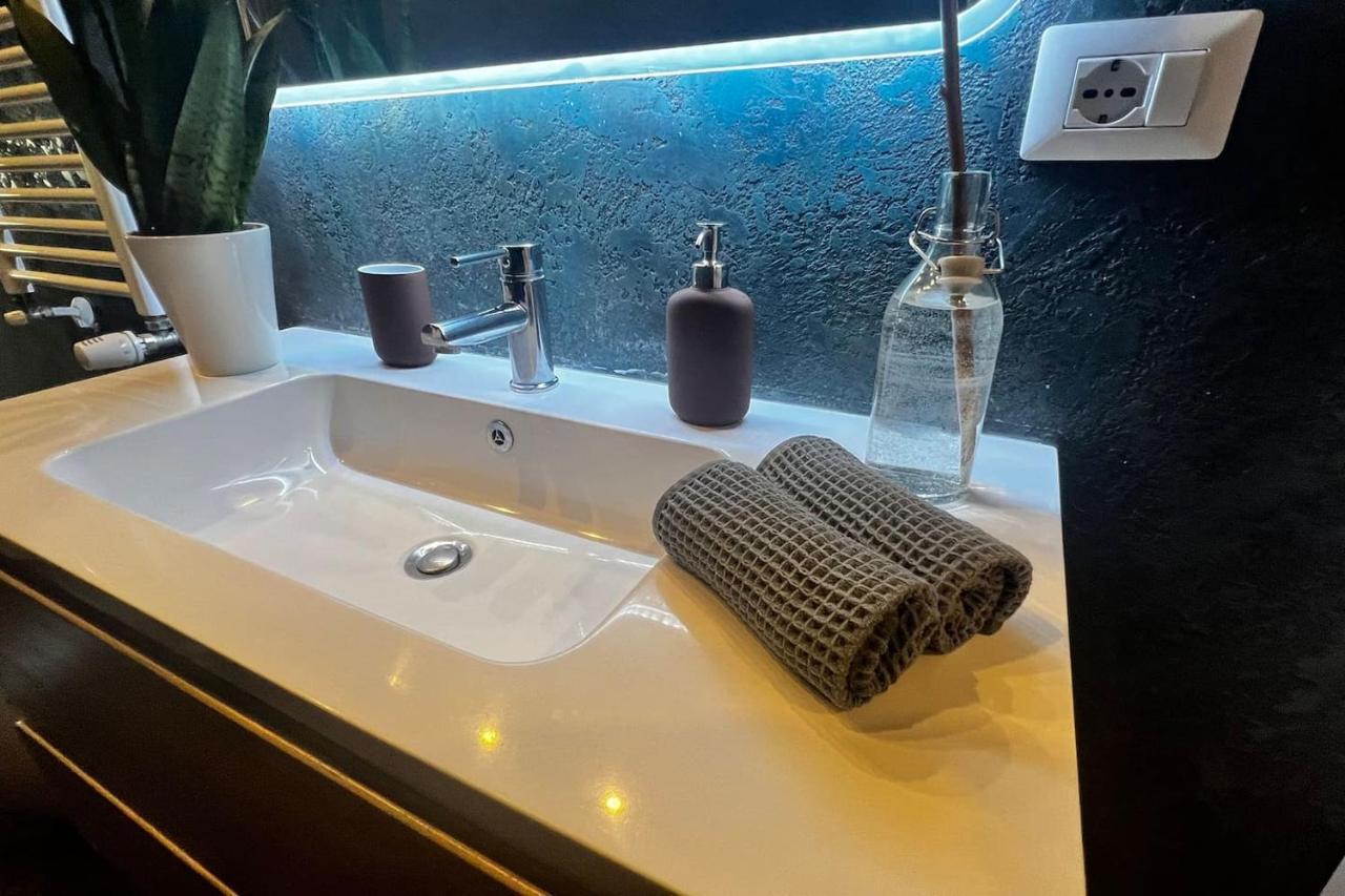 شقة Prestigioso Trilocale Sui Navigli Con A/C & Wi-Fi ميلان المظهر الخارجي الصورة
